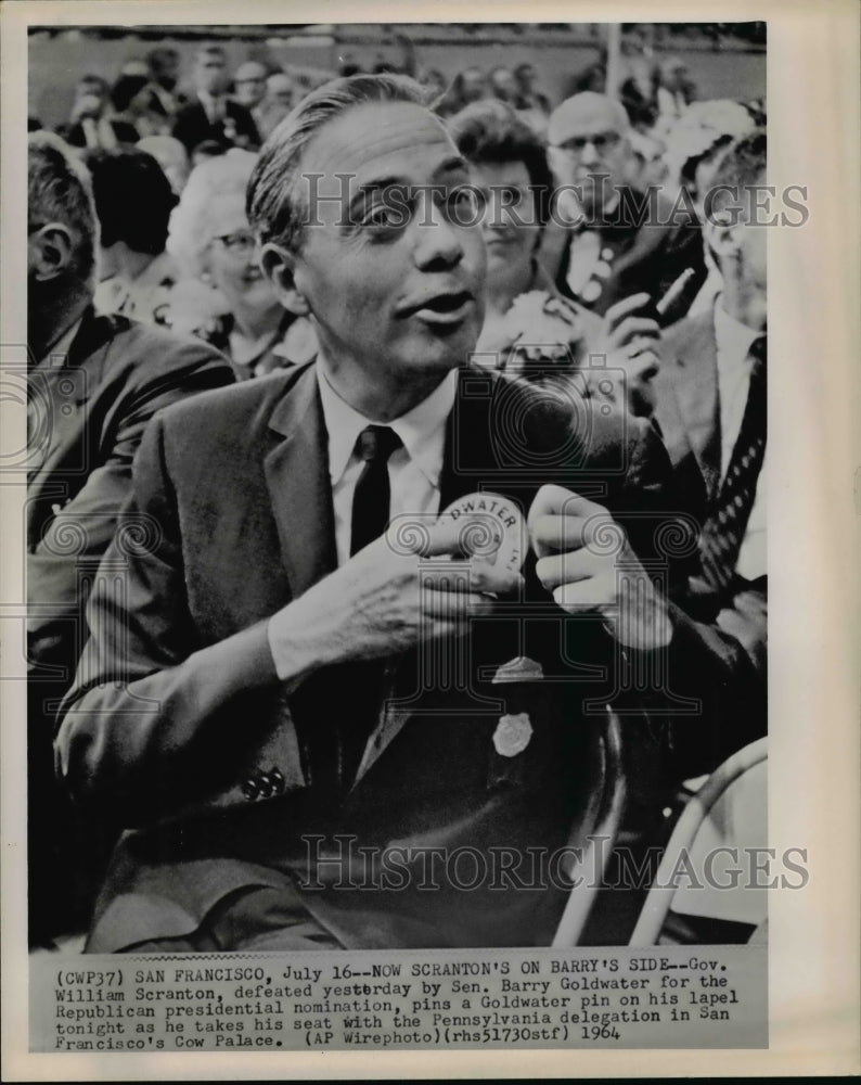 1964 Press Photo Gov William Scranton w/ Goldwater pin after nomination defeat - Historic Images