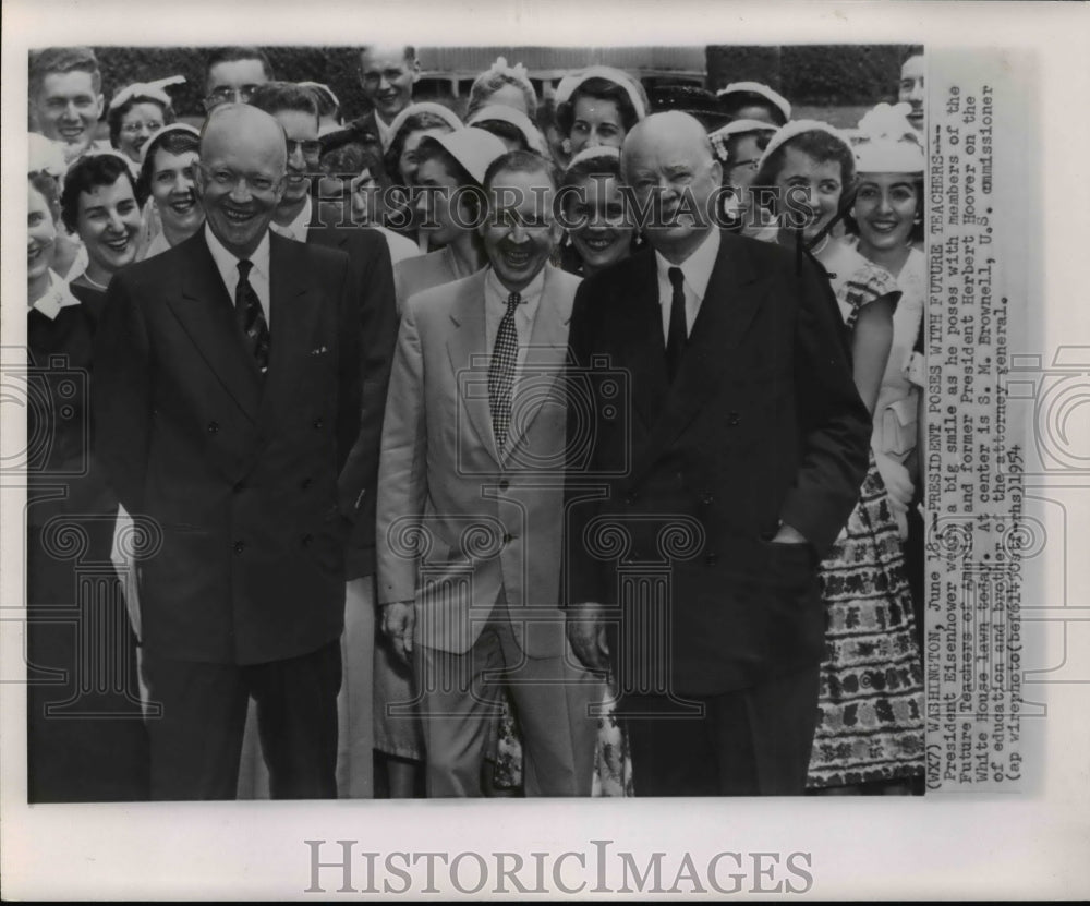 1954 Press Photo Pres. Eisenhower posing with the Future Teachers of America - Historic Images