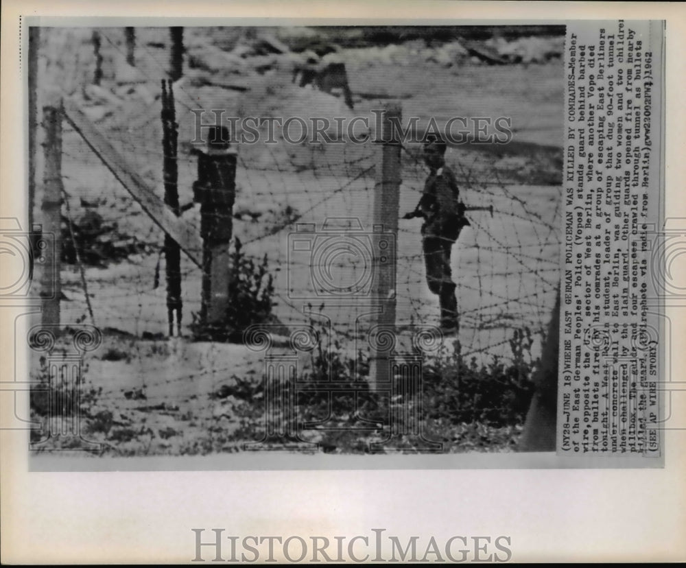 1962 Press Photo Member of the East German Peoples&#39; Police stands guard- VOPO- Historic Images