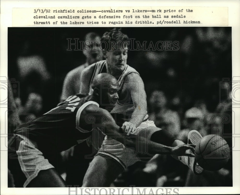 1992 Wire Photo Cavaliers&#39; Mark Price get defensive foot against Sedale Threatt - Historic Images