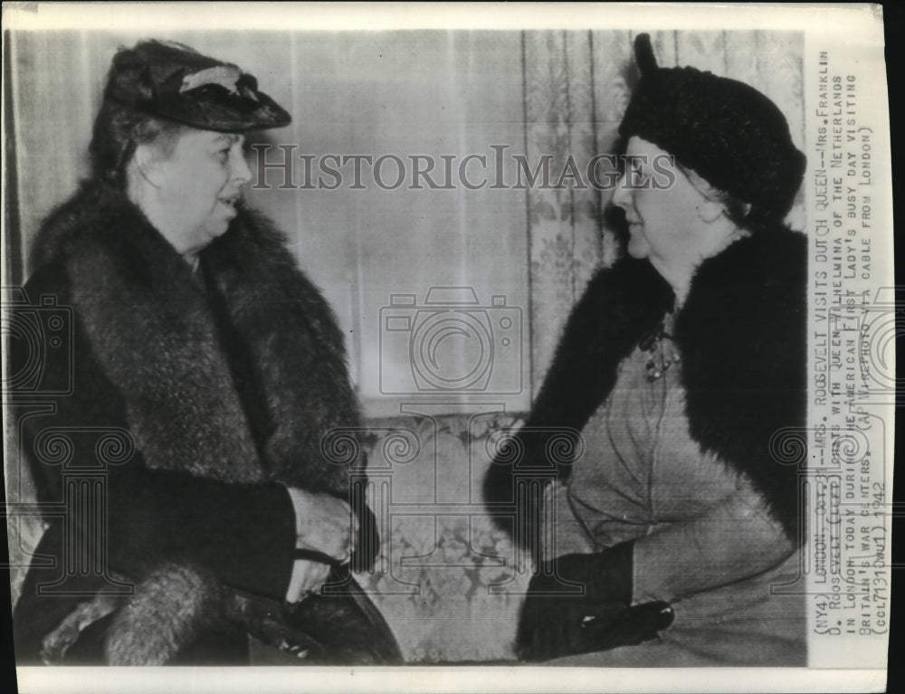 1942 Wire Photo Mrs Franklin Roosevelt talk to Queen Wilhelmina of Netherlands - Historic Images