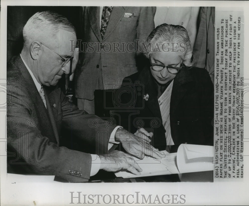 1951 Pres. Truman & Indian Amb.Madame Vijaya Pandit signs a contract - Historic Images