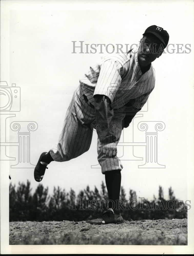 1937 Press Photo Monte Pearson, Pitcher for Yankees in Action - cvz00642- Historic Images