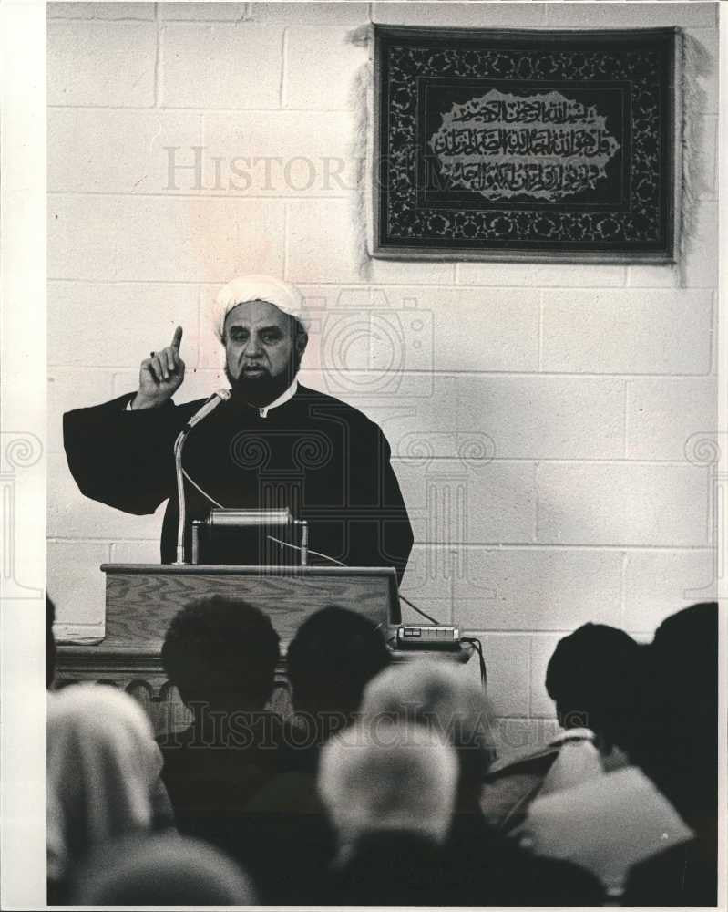 1983 Press Photo leading sermon at mosque on joy Rd - Historic Images