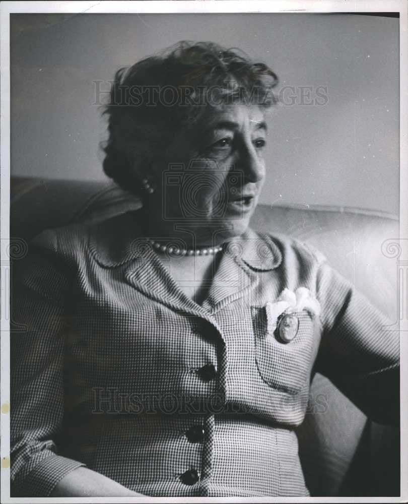 1954 Press Photo Mrs Louis Chevrolet - Historic Images