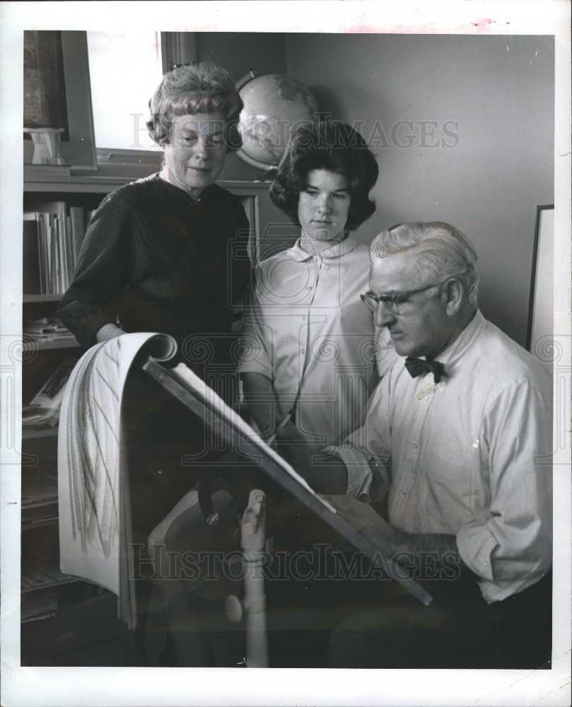 1965 Press Photo Mike Church sketches wife Mary - Historic Images
