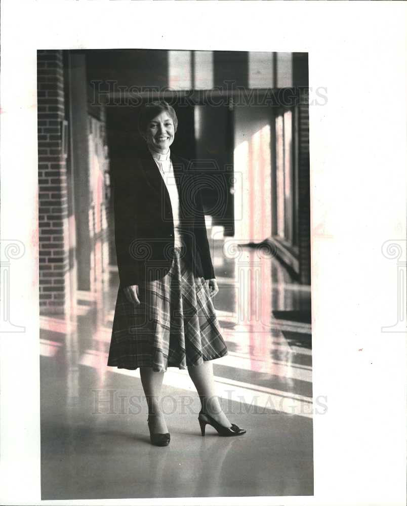 1987 Press Photo Rev. Barbara Cheney plaid skirt - Historic Images