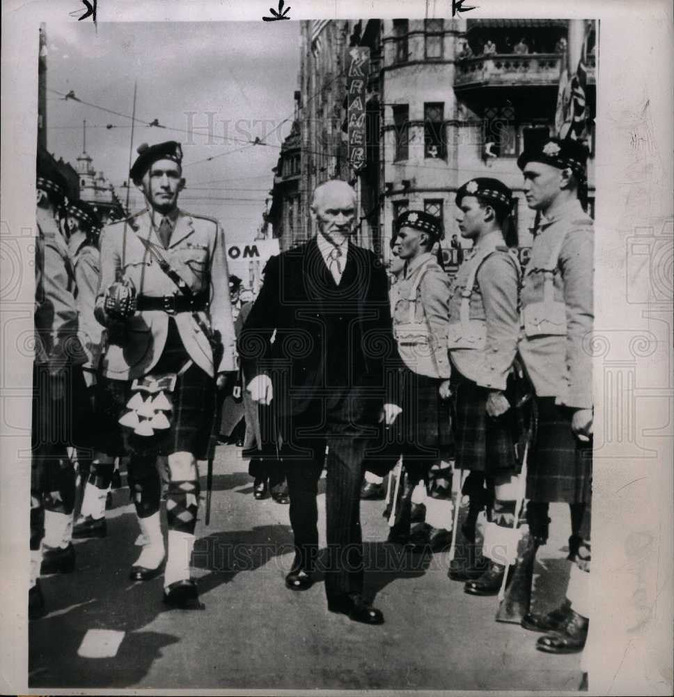 1950 Press Photo Christian Smuts honor guard inspect - Historic Images