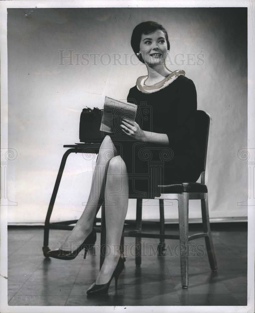 1960 Press Photo Carol Christensen way to movies - Historic Images