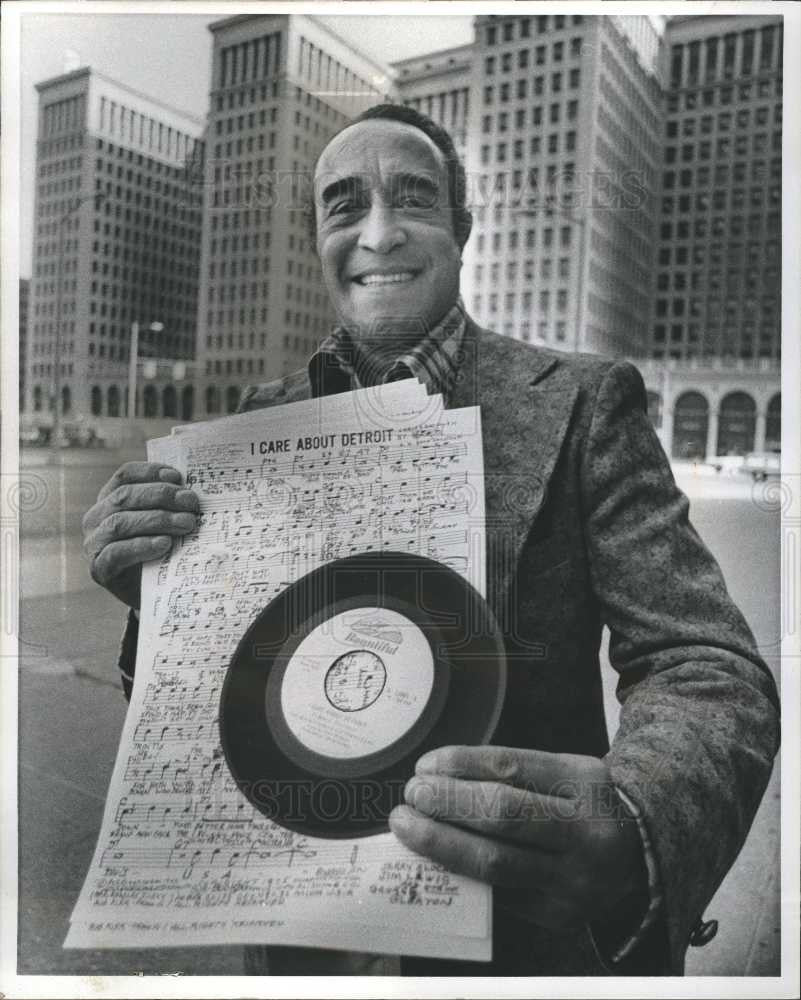 1975 Press Photo Eugene Cheatham shows his song - Historic Images