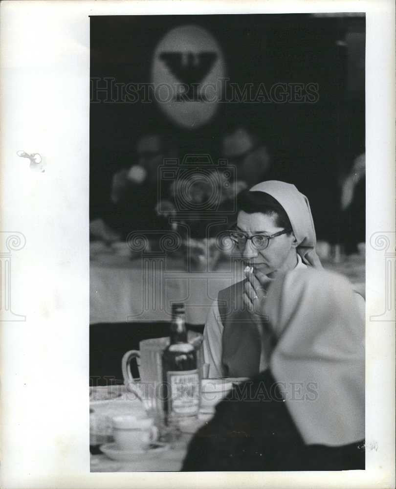 Press Photo Woman Drink Wine - Historic Images