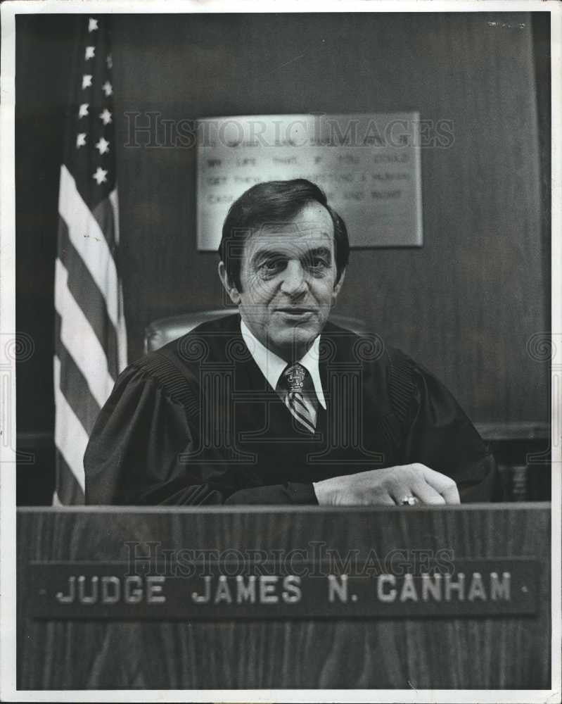1987 Press Photo Canham defended as victim of pressure. - Historic Images