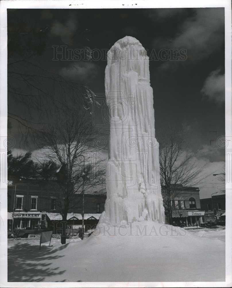 1967 Press Photo Gaylord Michigan snow tree ice 1967 - Historic Images