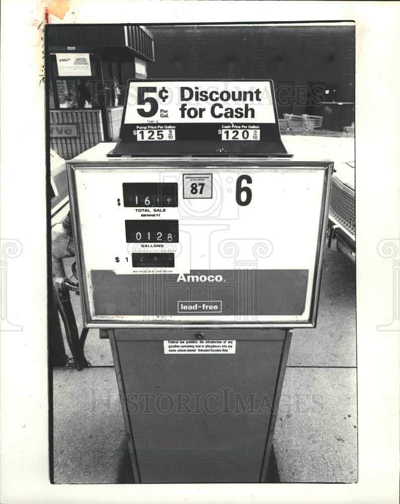 1982 Press Photo Gas discounts for cash payments - Historic Images