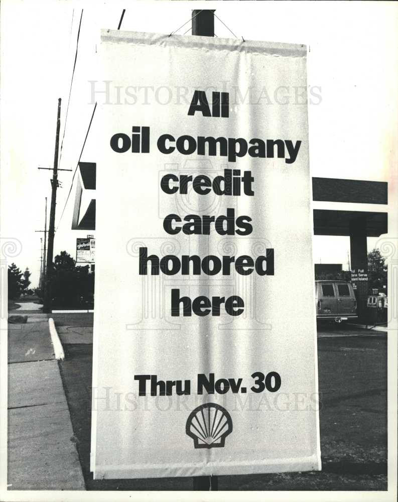 1982 Press Photo Shell Gas Station Poster - Historic Images