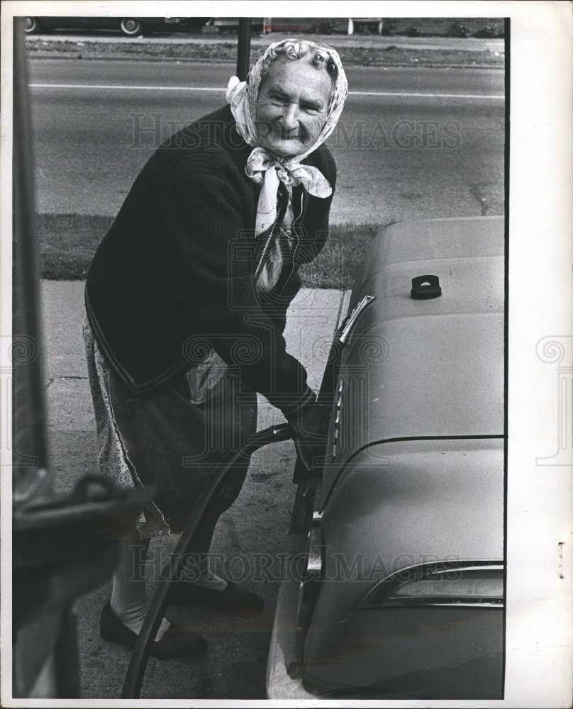 1969 Press Photo woman pumping gas - Historic Images