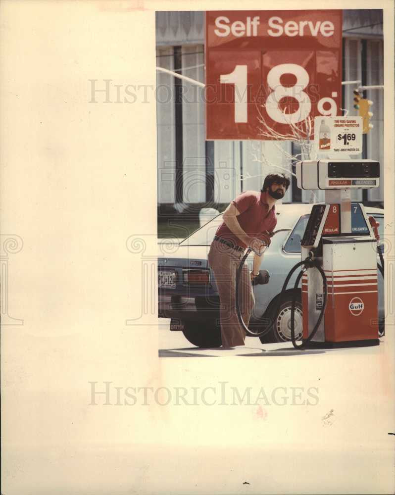 Press Photo Van Niforos Windsor Gulf Station - Historic Images