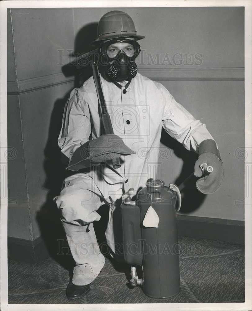 1950 Press Photo Gas Mask Masks - Historic Images