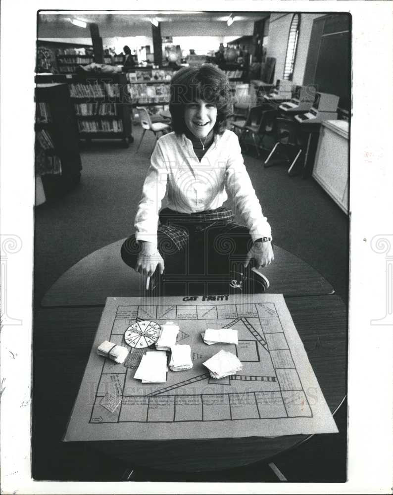 1983 Press Photo Meridith Bratt board game Get Preppy - Historic Images