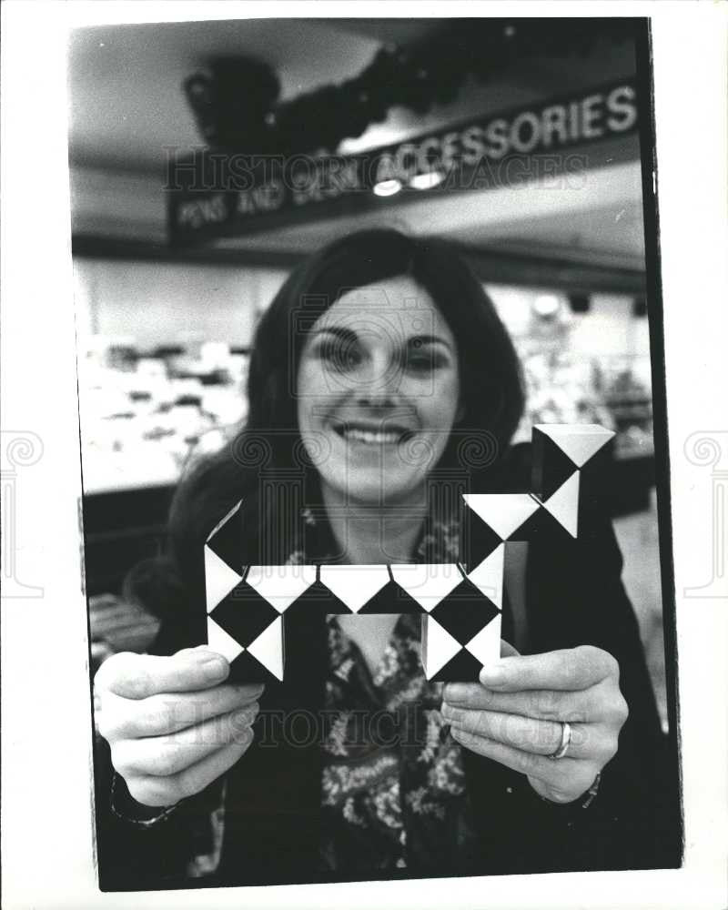 1981 Press Photo Rubik&#39;s Snake Game Dog - Historic Images