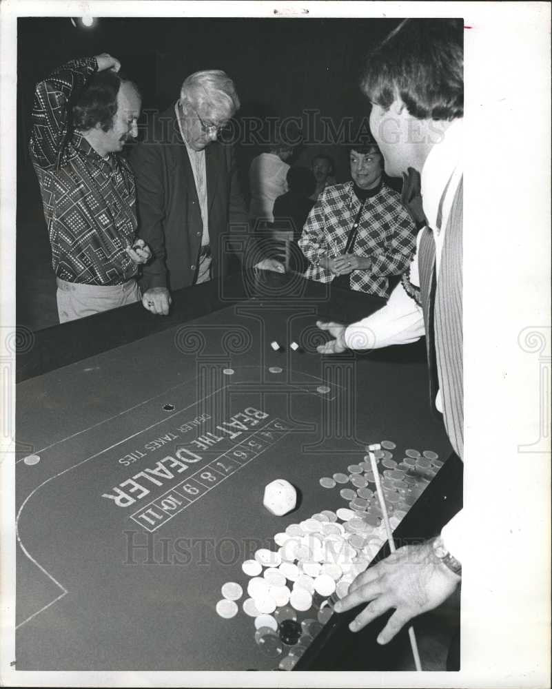 1976 Press Photo gambling wagering-money u.s.a - Historic Images