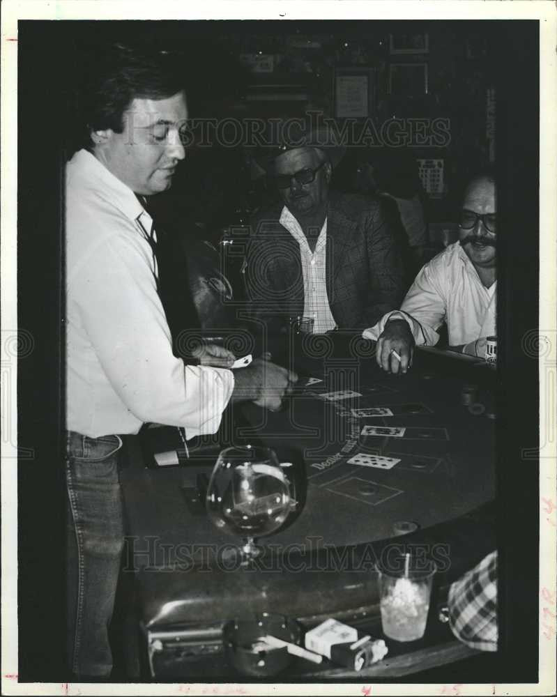 1987 Press Photo Gambling Wagering money Casino - Historic Images
