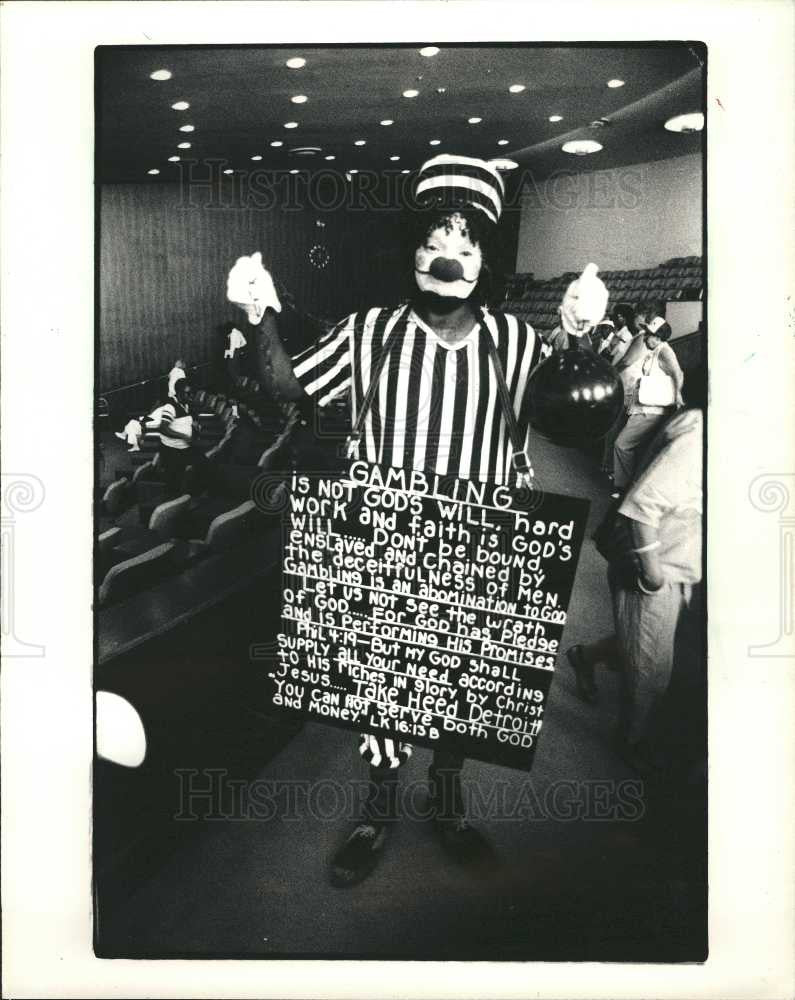 1987 Press Photo gambling clown protest - Historic Images
