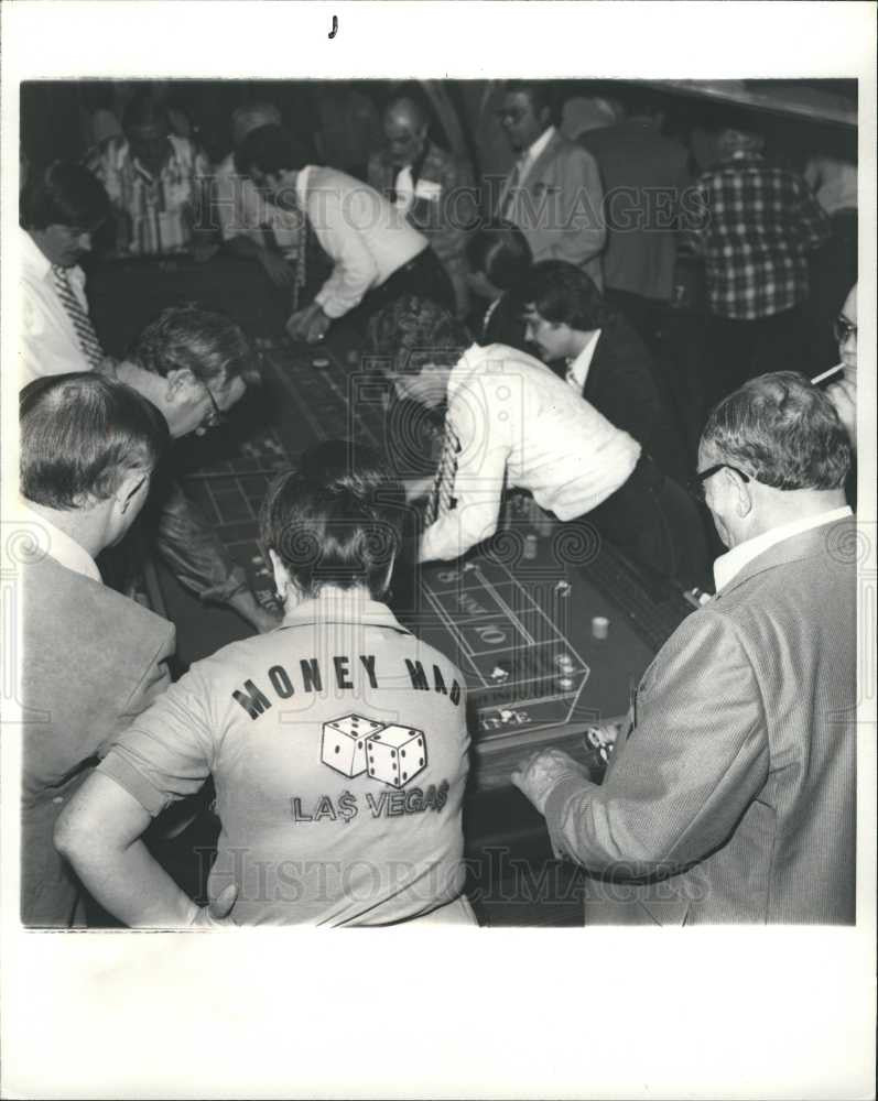 1982 Press Photo Gambling Wagering Money Winning Stakes - Historic Images