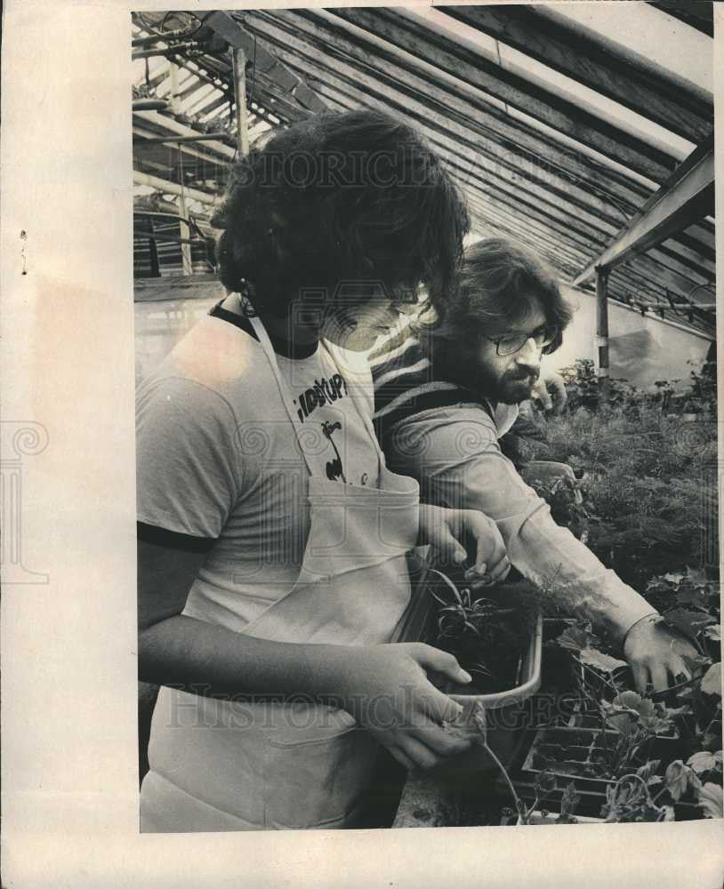1975 Press Photo Bernie Travnikar Clinton Center garden - Historic Images