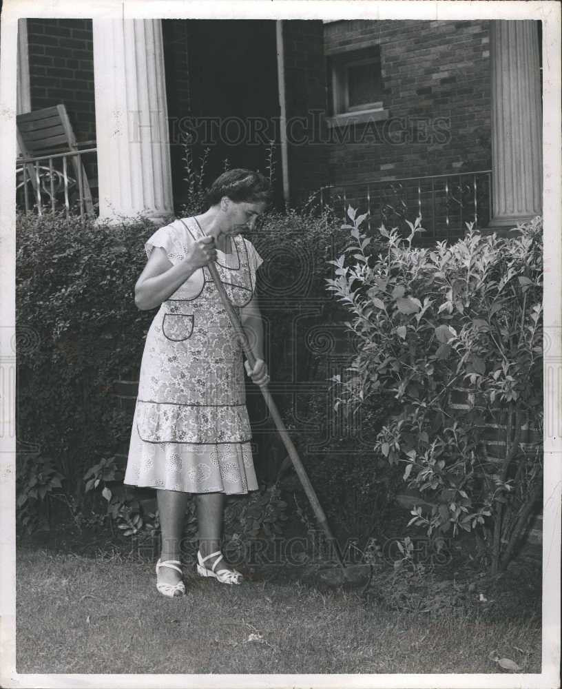 1953 Press Photo Mrs. Carl Woloch Garden Gardening - Historic Images