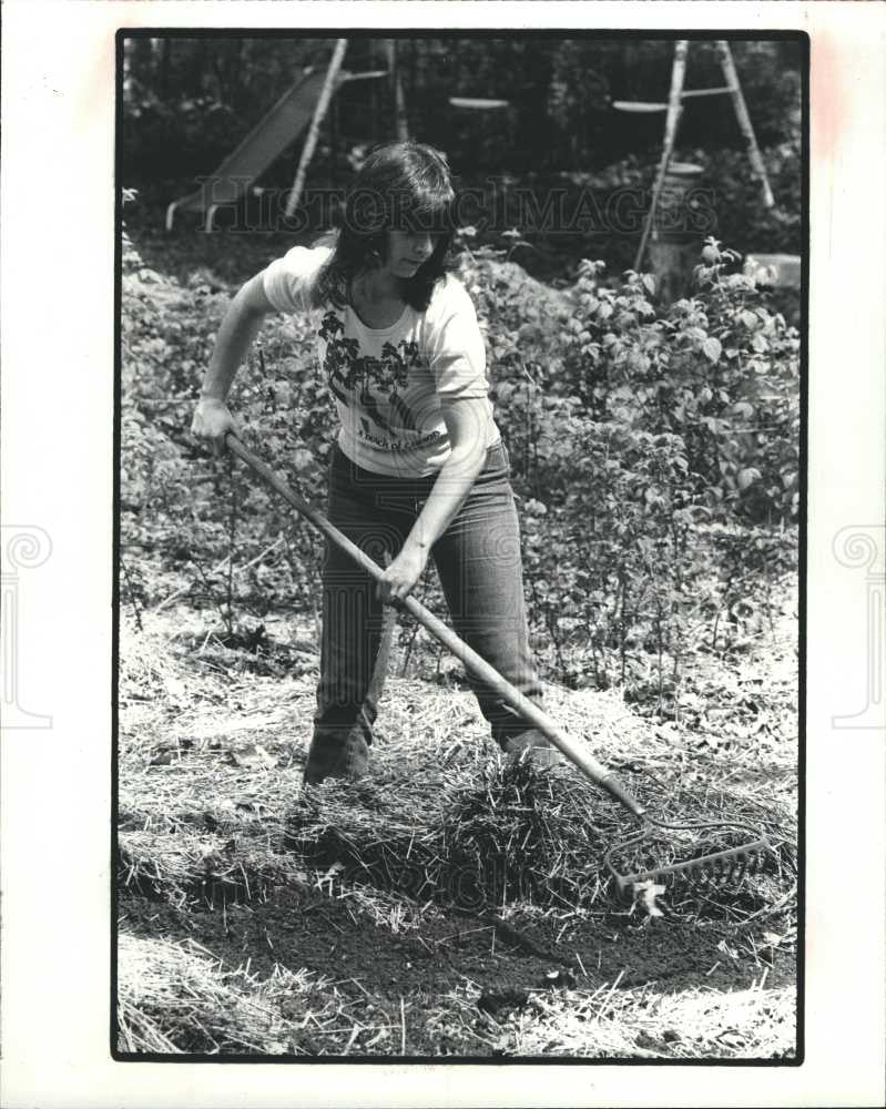 1983 Press Photo Gardening Gardens Organic - Historic Images