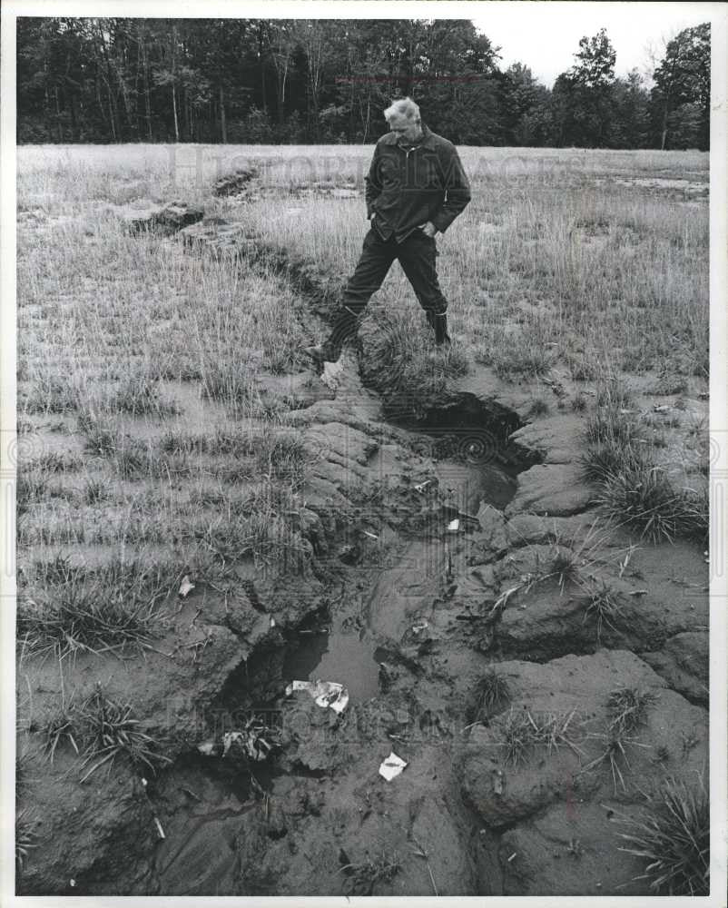 1976 Press Photo Garbage Dump Macomb County MI man - Historic Images