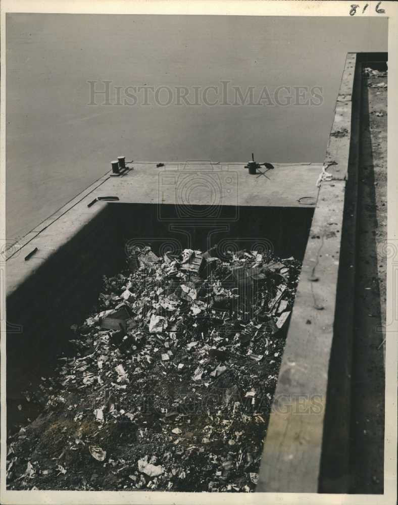 1943 Press Photo Garbage Waste Adair Scow - Historic Images