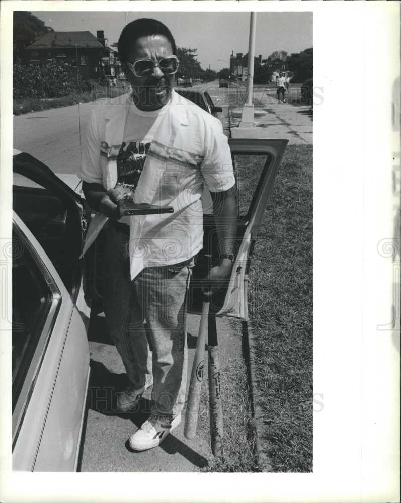 1988 Press Photo police officer shows the toy gun - Historic Images