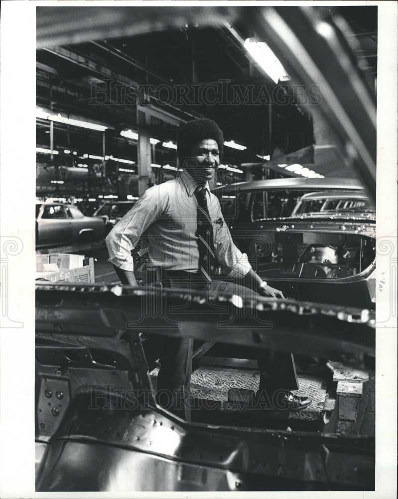 1982 Press Photo Jim Buck Fleetwood Plant Body Shop GN - Historic Images