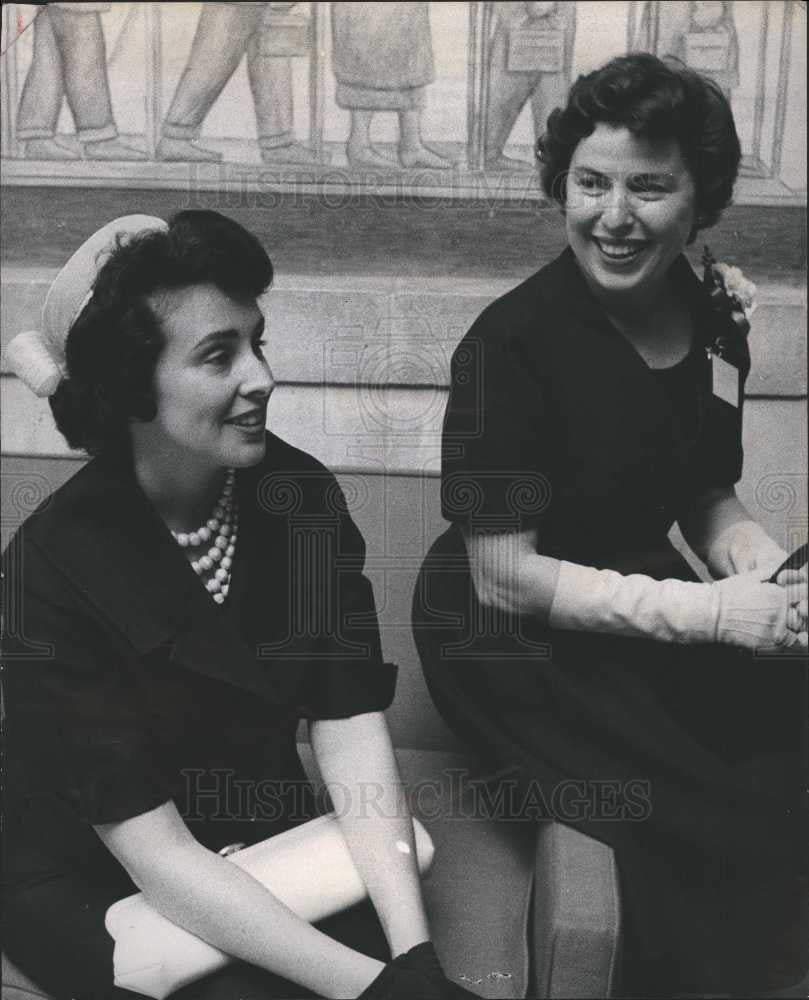 1962 Press Photo Mrs. Gavanagh chat with Mrs.Fleischman - Historic Images
