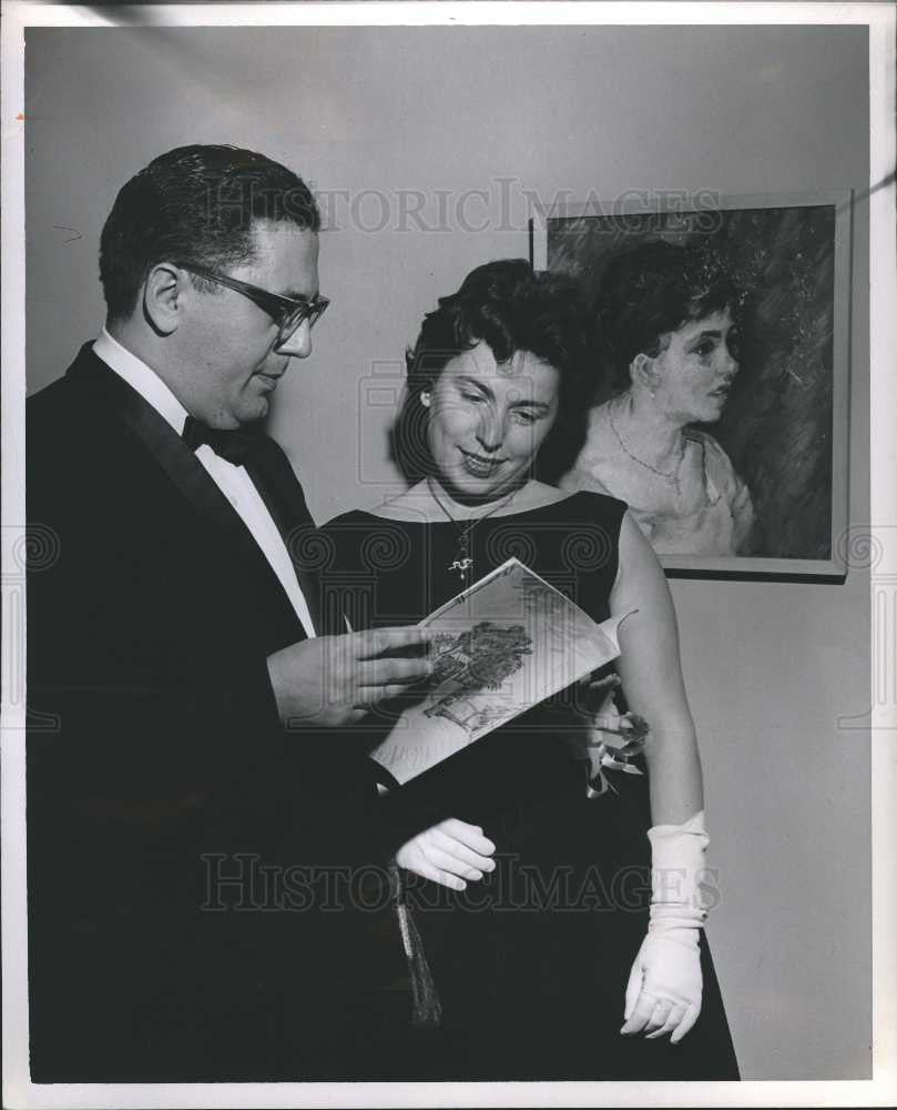 1962 Press Photo couple formal formalwear reading - Historic Images