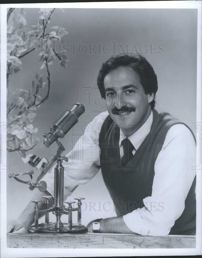 1985 Press Photo Acting As host and commentator - Historic Images