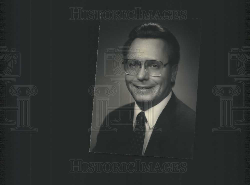 1989 Press Photo Fleming Director Service Engineering - Historic Images