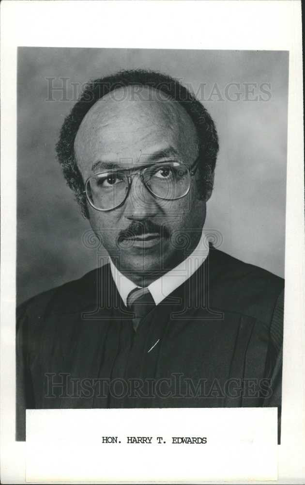 Press Photo Hon. Harry T. Edwards federal judge - Historic Images