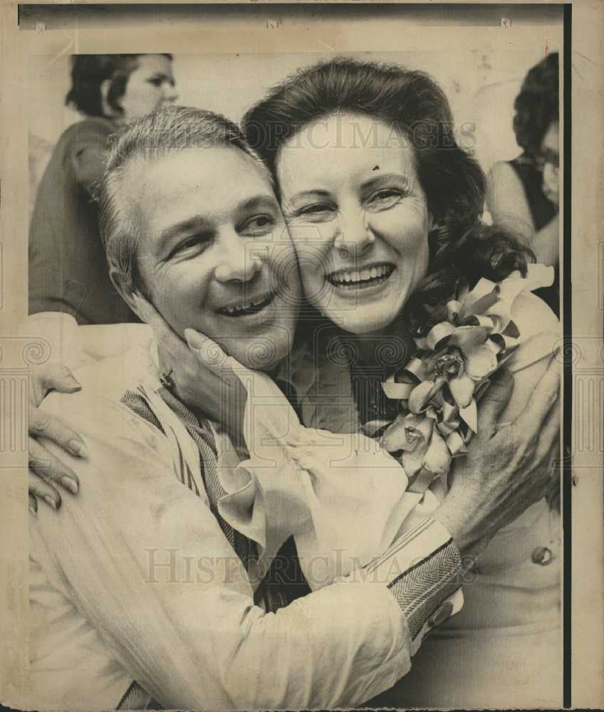 1971 Press Photo Real Squeeze - Historic Images