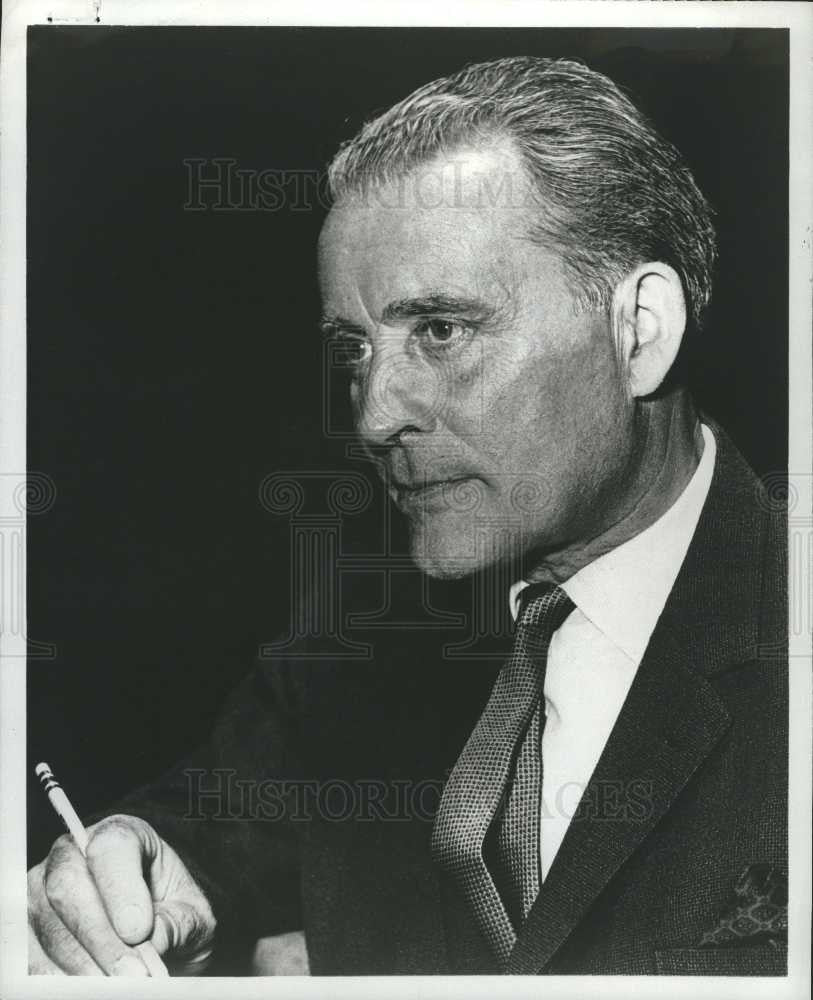 1997 Press Photo Man in suit - Historic Images