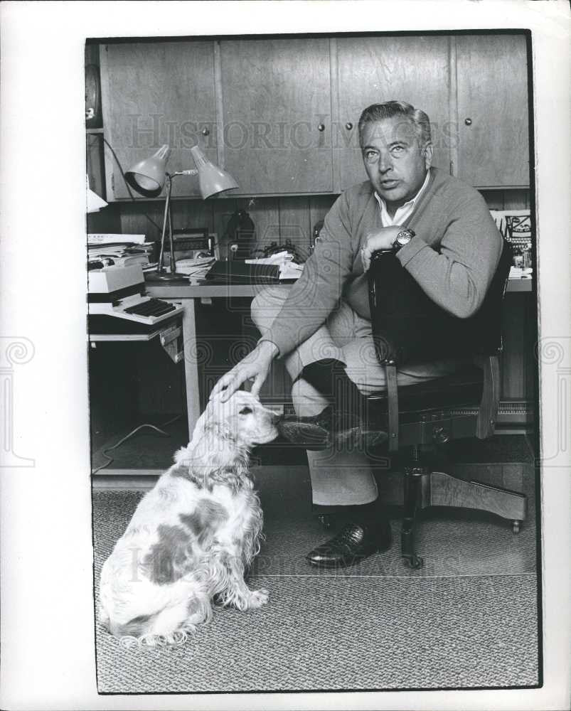 1971 Press Photo Man and Dog Office Desk - Historic Images