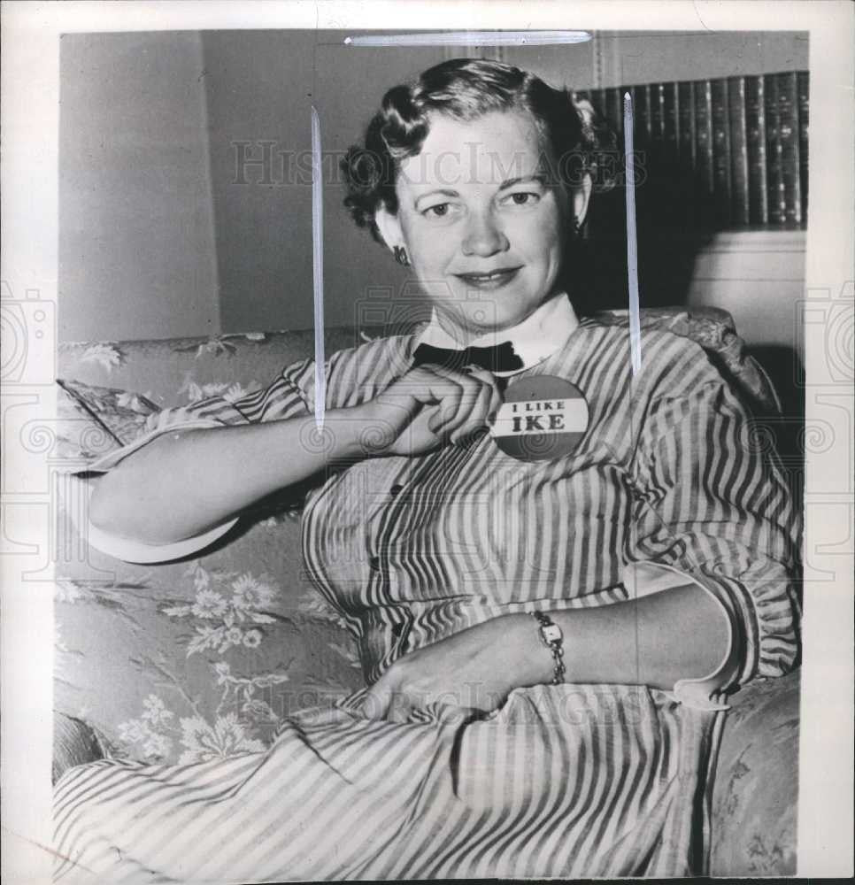 1952 Press Photo Mrs. Edgar Eisenhower I Like Ike badge - Historic Images