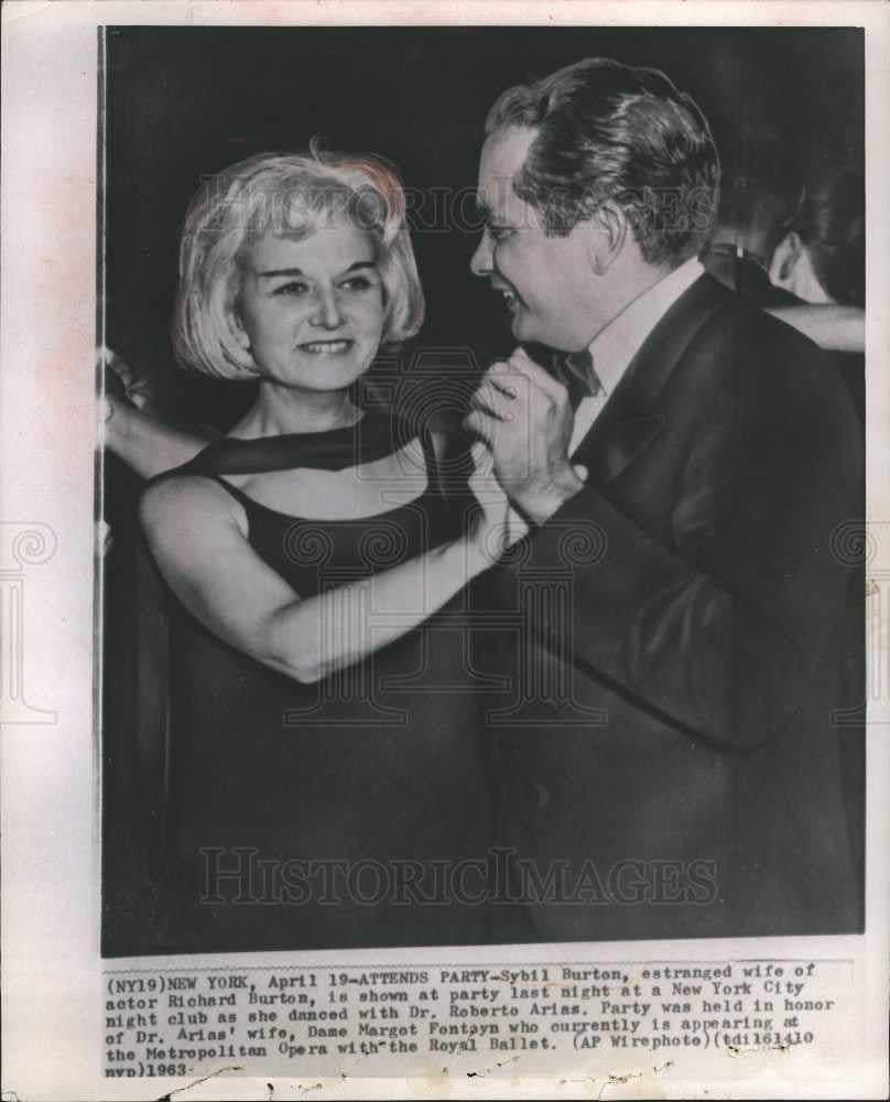 1963 Press Photo Sybil Burton dances with Roberto Arias - Historic Images