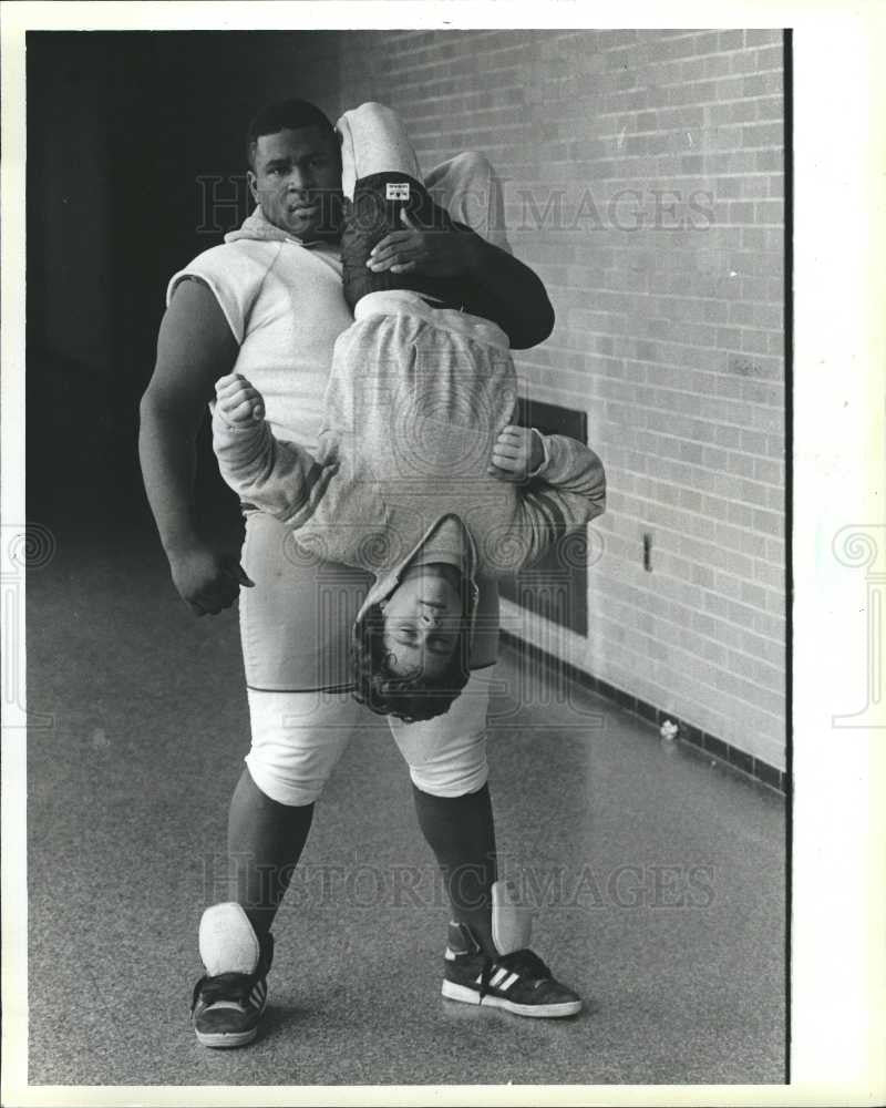 1985 Press Photo Lyle (Pooh) Burrell Wrestler - Historic Images