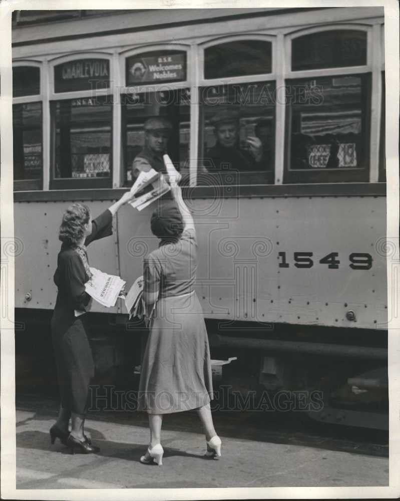1937 Press Photo UAW literature Detroit - Historic Images