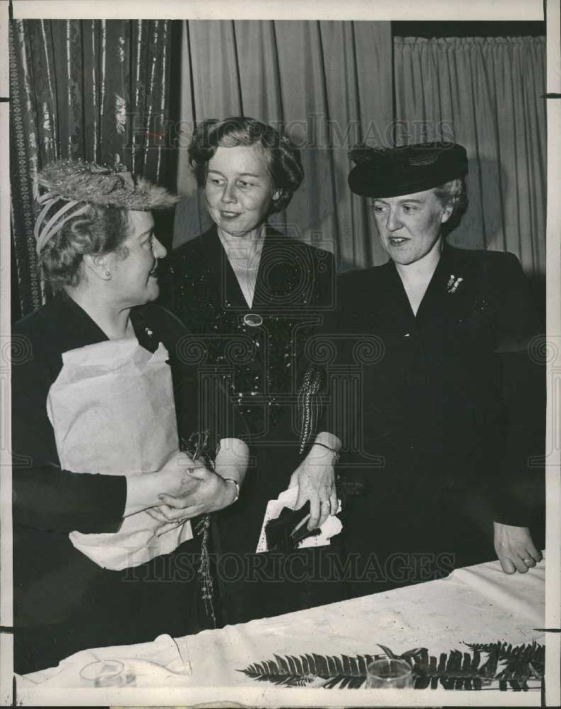 1944 Press Photo Clara van auken frances sayre - Historic Images