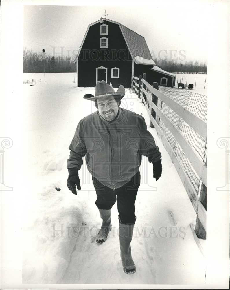 1984 Press Photo Bob Taylor leaves barn fat - Historic Images