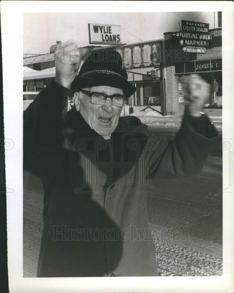 1981 Press Photo Buttsy Tavern cheering st, Marie high - Historic Images